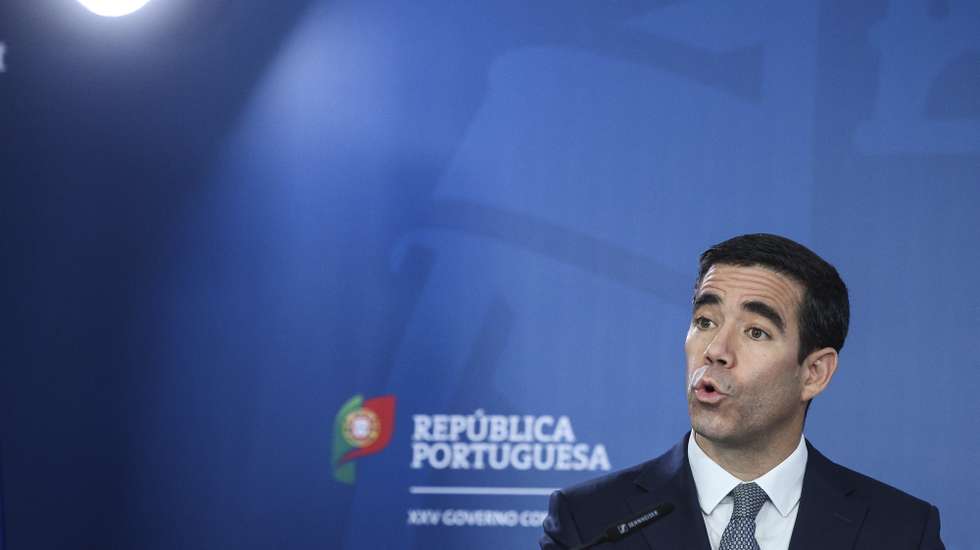 O ministro da Presidência, António Leitão Amaro, fala durante o briefing após reunião do Conselho de Ministros, no Campus XXI em Lisboa, 18 de julho de 2025. TIAGO PETINGA/LUSA