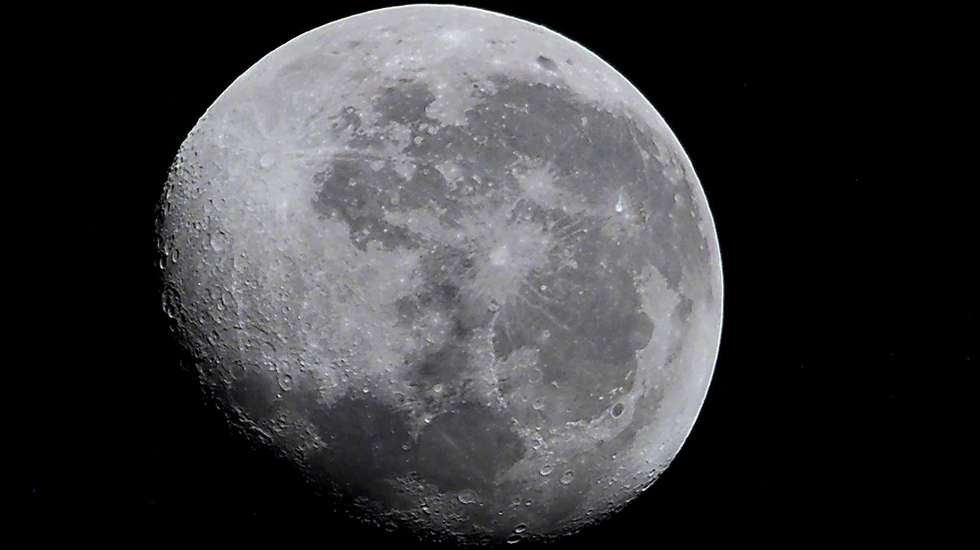 A agência espacial norte-americana está envolvida numa "corrida" espacial com os rivais russos e chineses