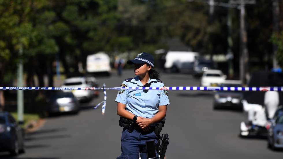 epa12038126 New South Wales Police stand guard at a crime scene involving a burnt-out car in Beverley Hills, Sydney, Australia, 18 April 2025. Police are investigating a kidnapping in Sydney's southwest that has left a woman dead and an eight-year-old boy in hospital with head injuries.  EPA/STEVEN SAPHORE AUSTRALIA AND NEW ZEALAND OUT