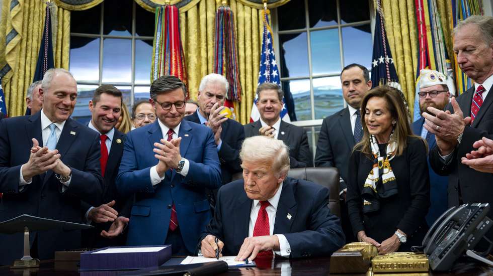 epaselect epa12522032 US President Donald Trump (C) signs the funding package to re-open the federal government in the Oval Office of the White House in Washington, DC, USA, 12 November 2025. The short-term spending bill fund the government through 30 January and end the longest shutdown in US history.  EPA/BONNIE CASH / POOL