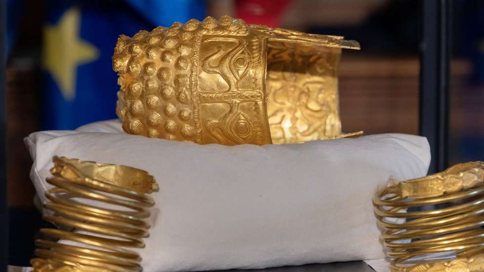 O capacete de Coțofenești, peça central da coleção romena, sofreu alguns danos, mas as pulseiras estão em boas condições