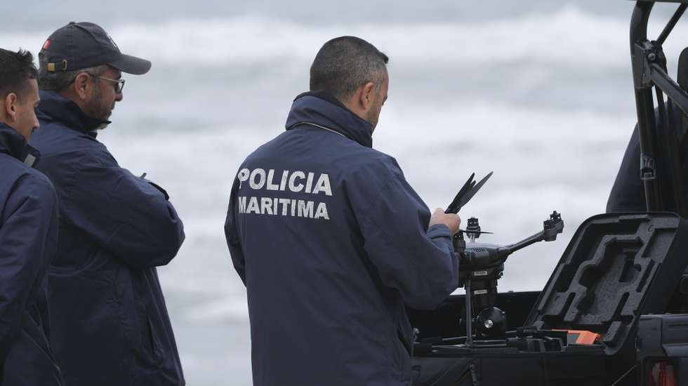 Agentes da Polícia Marítima participam nos trabalhos de resgate da embarcação de pesca que virou ao largo das praias de São Pedro do Moel e de Vieira, causando a morte a três pessoas e sete estão desaparecidas, na praia do Samouco, Marinha Grande, 03 de julho de 2024. Oito pessoas foram resgatadas e transportadas para o Porto da Figueira da Foz. CARLOS BARROSO/LUSA
