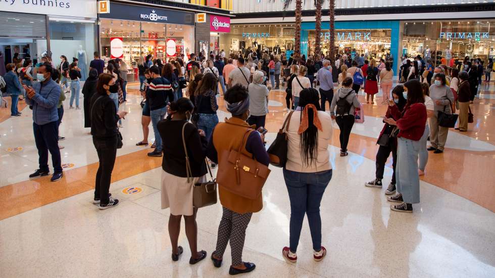 Pessoas fazem fila para entrar numa das lojas do Centro Comercial UBBO, no dia que marca o início da terceira fase de desconfinamento em Portugal, na Amadora, 19 de abril de 2021. Portugal inicia hoje a terceira fase do desconfinamento com a reabertura de mais escolas, lojas, restaurantes e cafés, um levantamento de restrições que não é acompanhado nos 10 concelhos onde a incidência da covid-19 é maior. JOSÉ SENA GOULÃO/LUSA