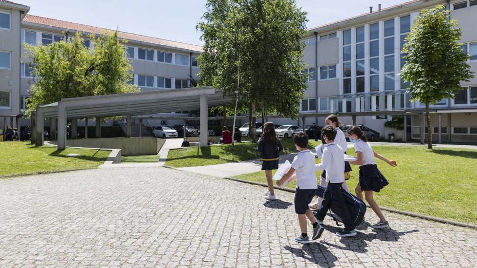 Os alunos caminham nas instalações do Colégio do Rosário, no Porto, 19 de maio de 2021. Sem nenhuma “receita” para o sucesso além de “dedicação, trabalho e rigor”, o Colégio do Rosário, no Porto, volta a ser, num ano de inovação e de gestão de crise, a escola com melhores resultados nos exames do secundário. (ACOMPANHA TEXTO DA LUSA DO DIA 21 DE MAIO DE 2021) JOSÉ COELHO/LUSA