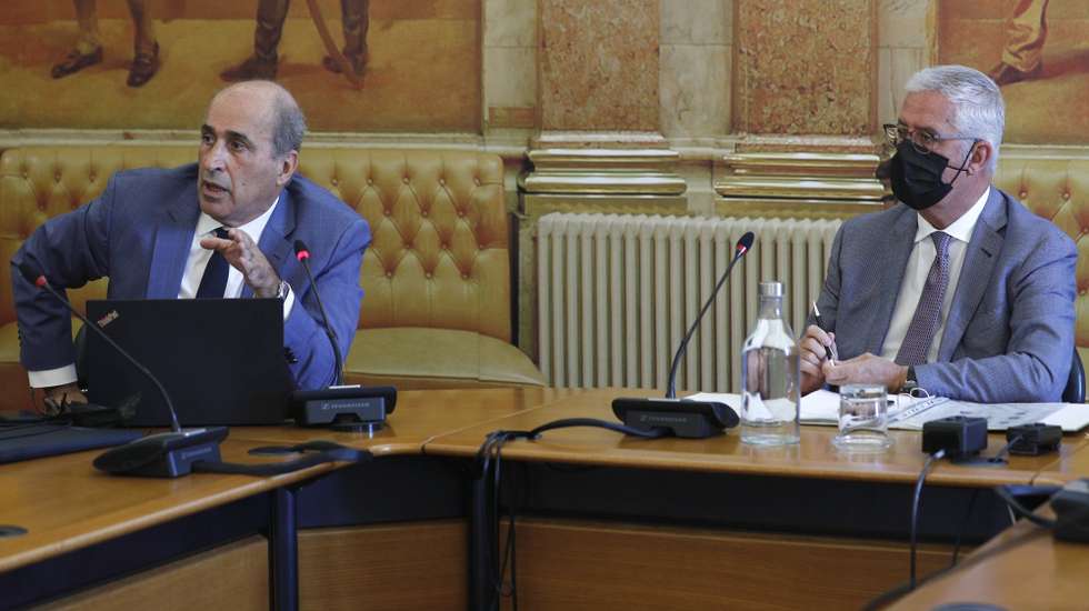 O deputado socialista e relator da  Comissão Eventual de Inquérito Parlamentar às perdas registadas pelo Novo Banco e imputadas ao Fundo de Resolução, Fernando Anastácio (E), acompanhado pelo presidente da Comissão, Fernando Negrão, durante a apresentação do relatório da referida comissão na Assembleia da República, em Lisboa, 20 de julho de 2021. ANTÓNIO COTRIM/LUSA