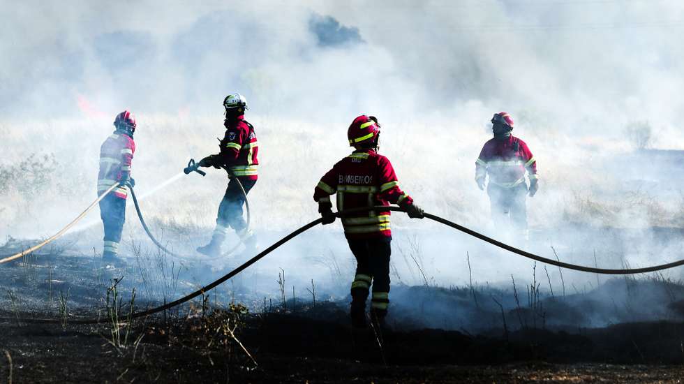 Elementos de várias corporações de bombeiros voluntários combatem um incêndio numa mata da freguesia de Vila Boim, Elvas, 28 de julho de 2021. Segundo a Autoridade Nacional de Emergência e Proteção Civil estão envolvidos no combate ao incêndio 155 bombeiros, 45 meios terrestres, e 5 meios aéreos. NUNO VEIGA/LUSA