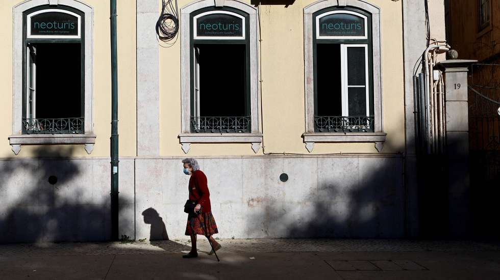 Uma idosa circula pelo Saldanha durante o recolher obrigatório do estado de emergência, no âmbito das medidas de contenção da covid-19, em Lisboa, 21 de novembro de 2020. Com 213 concelhos em risco em Portugal, o Conselho de Ministros decretou, durante o fim-de-semana, o encerramento de todos os estabelecimentos comerciais e restauração a partir das 13h00 até às 08h00 do dia seguinte, para além do confinamento obrigatório para toda a população destes concelhos a partir das 13h. ANTÓNIO PEDRO SANTOS/LUSA