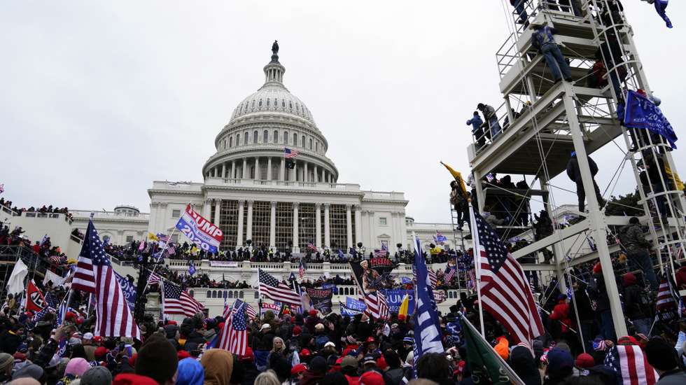 epa08923661 Pro-Trump protesters storm the grounds of the US Capitol, in Washington, DC, USA, 06 January 2021. Various groups of Trump supporters have broken into the US Capitol and rioted as Congress prepares to meet and certify the results of the 2020 US Presidential election.  EPA/WILL OLIVER