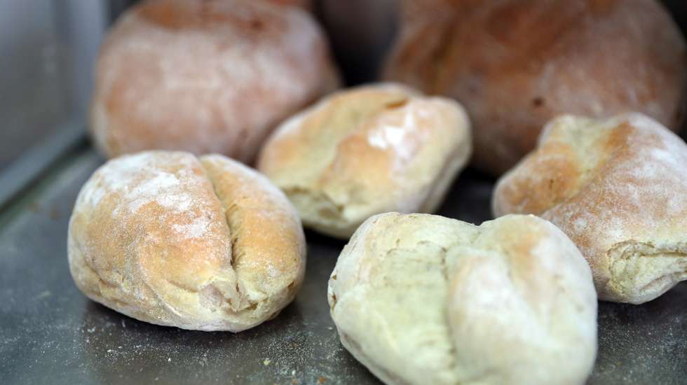 Pães num expositor da Padaria Amarelo, que fornece vários estabelecimentos do distrito de Évora, em Évora, 11 de março de 2022. O ‘duplo impacto’ do aumento do preço dos combustíveis e da farinha está a ‘sufocar’ empresas de panificação do Alentejo, que se ‘veem obrigadas’ a fazer contas e já pensam em nova subida do custo do pão. (ACOMPANHA TEXTO DA LUSA DO DIA 15 DE MARÇO DE 2022). NUNO VEIGA/LUSA