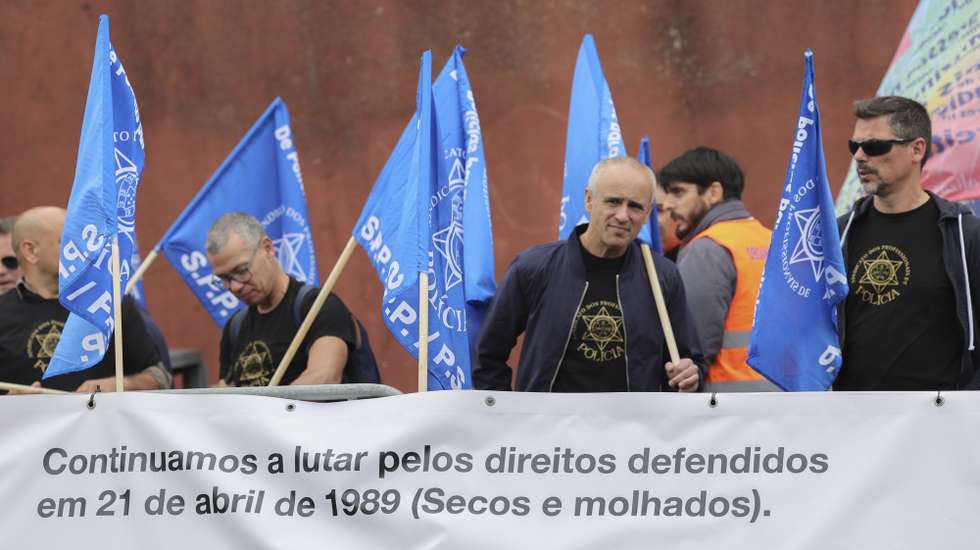 Polícias participam no protesto sindical pelos direitos dos polícias, promovido pelo Sindicato Nacional da Polícia (Sinapol) e pelo Sindicato dos Profissionais de Polícia (SPP), em defesa da valorização da profissão policial e pelo direito a remunerações justas (remuneração base e suplementos), e por ocasião das comemorações dos "Secos e Molhados", em Lisboa, 21 de abril de 2023. ANTÓNIO COTRIM/LUSA