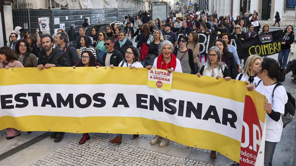 O coordenador do STOP - Sindicato de Todos os Profissionais da Educação, André Pestana (3E), com professores durante a ação de protesto para contestar a limitação do direito à greve, imposta pelo Ministério da Educação, e alertar para as dificuldades vividas na profissão, com a desvalorização da carreira docente, em Coimbra, 24 de março de 2023. PAULO NOVAIS/LUSA