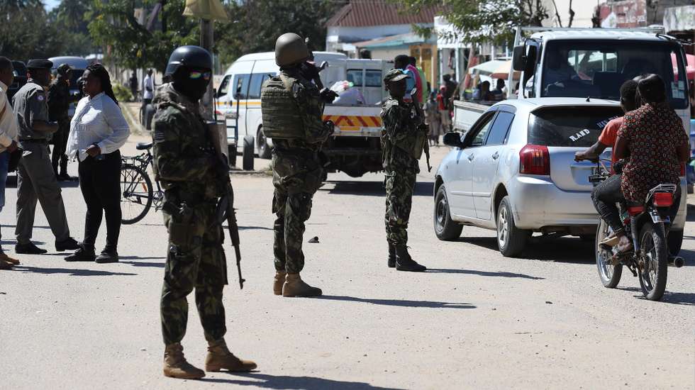 Militares vigiam avenida principal de Mocímboa da Praia, Cabo Delgado, norte de Moçambique, 26 de junho de 2023. Há residentes de etnia maconde que já rumaram a Mueda, no planalto de Cabo Delgado, “para plantar milho”, mas o que os muânis como Assumane sabem fazer é plantar arroz nos campos de Auasse, ali perto de Mocímboa de Praia. (acompanha texto de 26 de junho de 2023). LUÍS FONSECA/LUSA