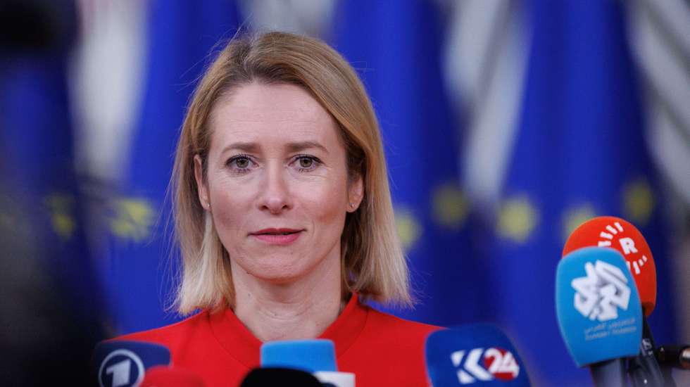 epa10942168 Estonia's Prime Minister Kaja Kallas speak to the press upon arrival for the European Council meeting in Brussels, Belgium, 27 October 2023. In a two-day summit on 26-27 October, EU leaders are expected to address the situation in the Middle-East and Ukraine, as well as the EU's long-term budget, migration, and external relations.  EPA/OLIVIER MATTHYS
