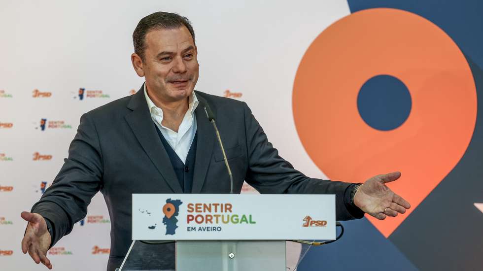 o cabeça de lista do PSD por Aveiro foi António Topa Gomes