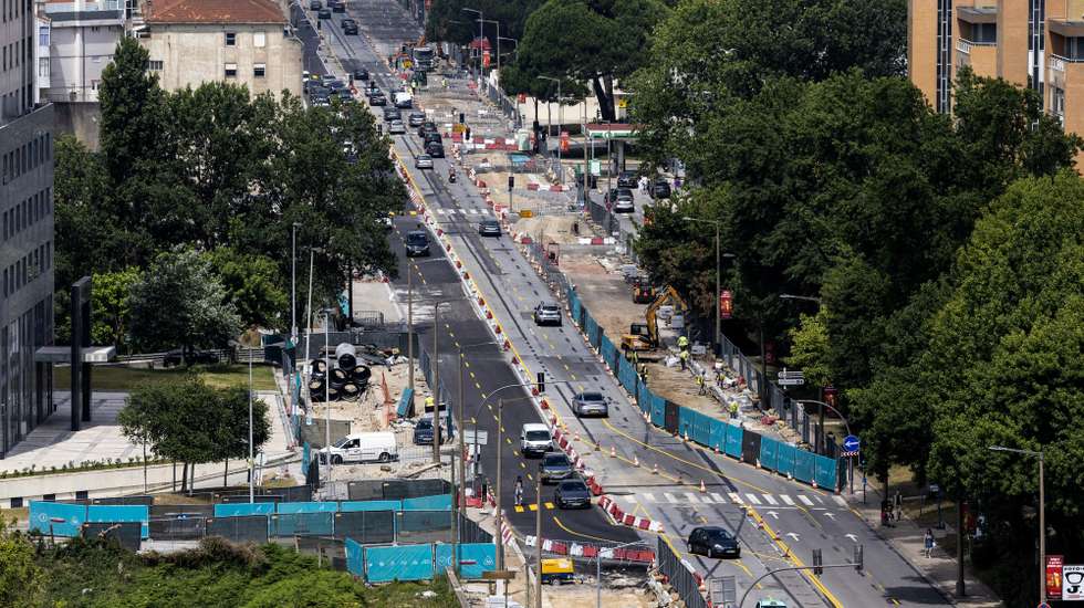 A construção do 'metrobus' do Porto avança na Avenida da Boavista e até já levantou velhos carris do elétrico, num esforço de uniformização daquela 'artéria' da cidade, apesar de não incluir uma ciclovia em toda a sua extensão, Porto, 21 de julho de 2023. O novo serviço da Metro do Porto ligará a Casa da Música à Praça do Império (em 12 minutos) e à Anémona (em 17) em junho de 2024 com recurso a autocarros a hidrogénio, circulando em via dedicada na Avenida da Boavista e em convivência com os automóveis na Avenida Marechal Gomes da Costa. (ACOMPANHA TEXTO DE 22-07-2023) JOSÉ COELHO/LUSA