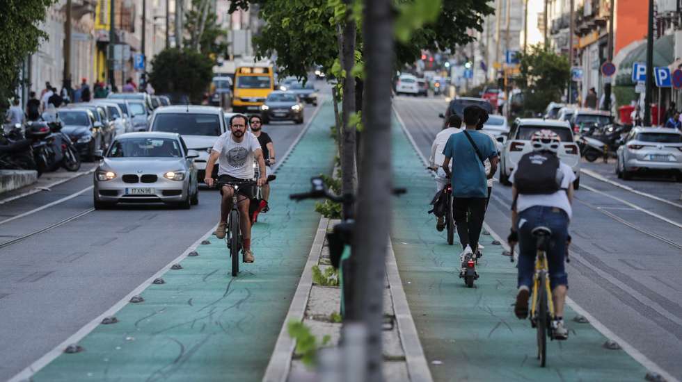Utentes da ciclovia na Avenida Almirante Reis em Lisboa, 27 de maio de 2022. TIAGO PETINGA/LUSA