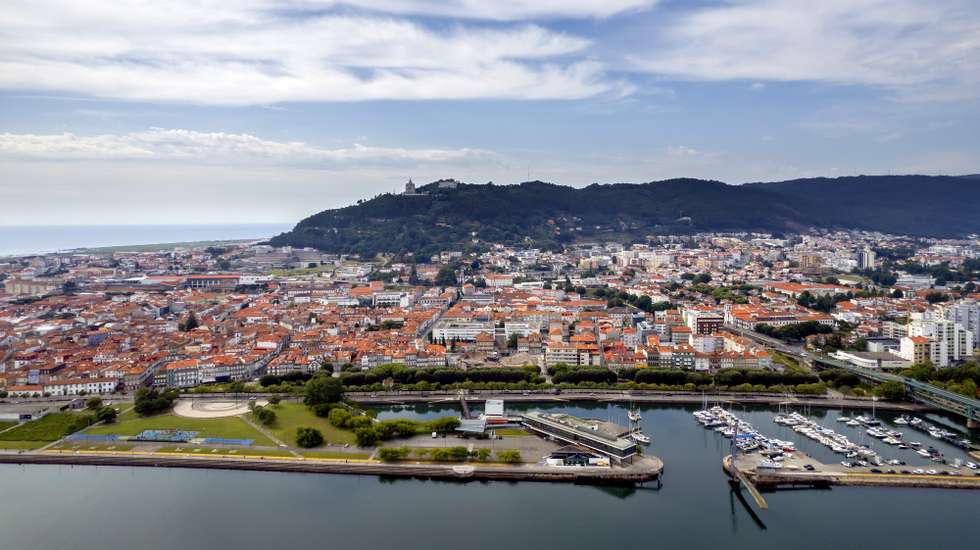 Vista geral da cidade de Viana do Castelo onde está a decorrer a demolição do prédio Coutinho, que começou a ser executada ao abrigo do programa Polis, para no local ser construído o futuro mercado municipal de Viana do Castelo, 3 de julho de 2022.  HUGO DELGADO/LUSA