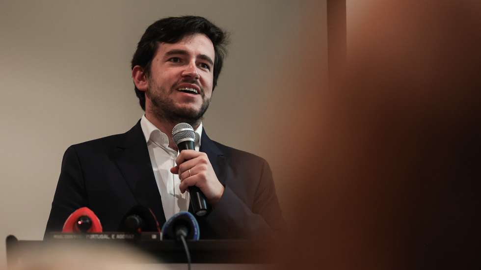 O secretário-geral da Juventude Socialista, Miguel Costa Matos, intervém durante cerimónia do lançamento do livro "Portugal, e Agora? – 30 Ideias para Mudar o País", na Sede do Grupo BertrandCírculo, em Lisboa, 21 de fevereiro de 2024. CARLOS M. ALMEIDA/LUSA