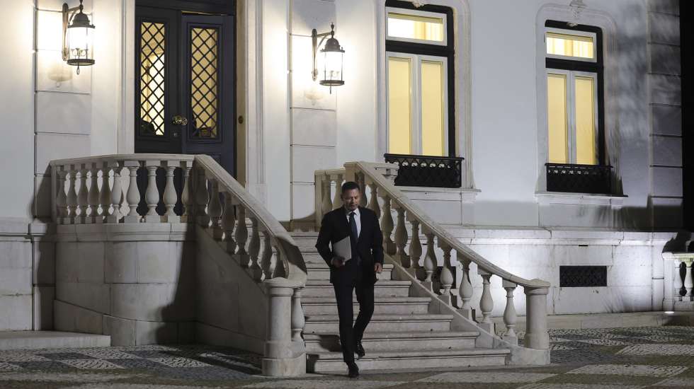 O primeiro-ministro, Luís Montenegro, à saída da residência Oficial de S. Bento, para participar na reunião do Conselho de Ministros extraordinário, Lisboa, 01 de março de 2025. ANTÓNIO COTRIM/LUSA