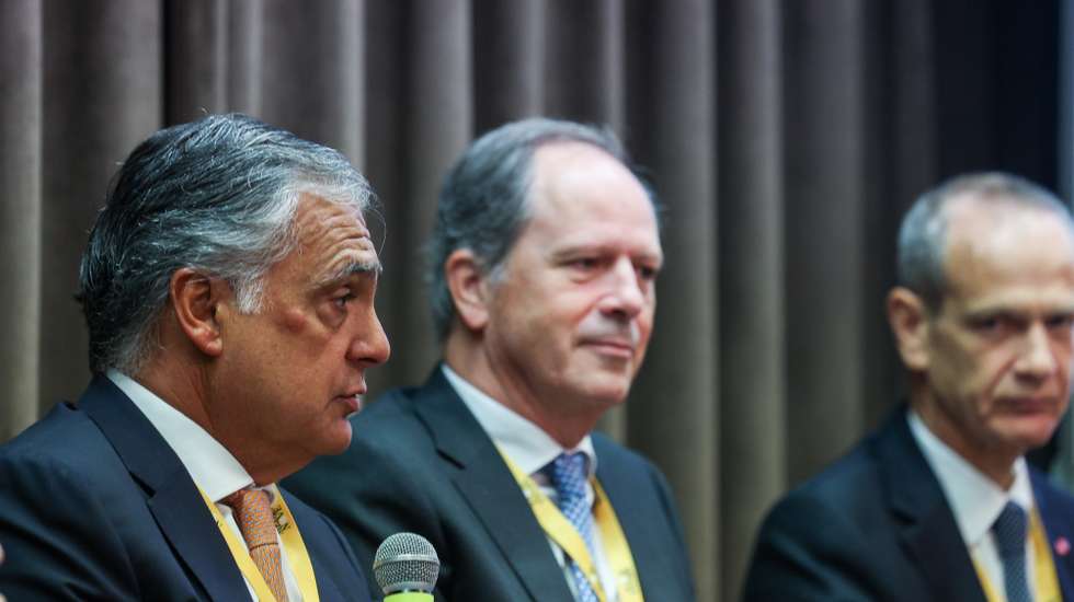 O CEO do Banco Português de Investimento (BPI), João Pedro Oliveira e Costa (E), o CEO do Santander, Pedro Castro e Almeida (C), e o CEO do Millenium BCP, Miguel Maya (D), participam no Fórum Banca 2025, organizado pelo Jornal Económico, e que junta representantes de bancos nacionais, decisores políticos, dos setores dos seguros e das 'fintechs' para fazer o "raio-x" da banca e projetar o futuro do setor, num hotel em Lisboa, 12 de março de 2025. TIAGO PETINGA/LUSA