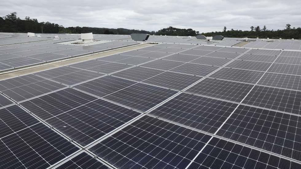 Painéis da central fotovoltaica em cobertura da empresa Fapricela que ocupa uma área de 45.000 metros quadrados - o equivalente a 7 campos de futebol - e está entre as maiores da Europa, nas instalações da Fapricela, Ançã, 5 de junho de 2025. Com 13.968 painéis solares e uma potência instalada de 6,3 MWp, a central permitirá a produção anual de 8,3 GWh de energia limpa, evitando a emissão de 3.945 toneladas de CO2, PAULO NOVAIS/LUSA