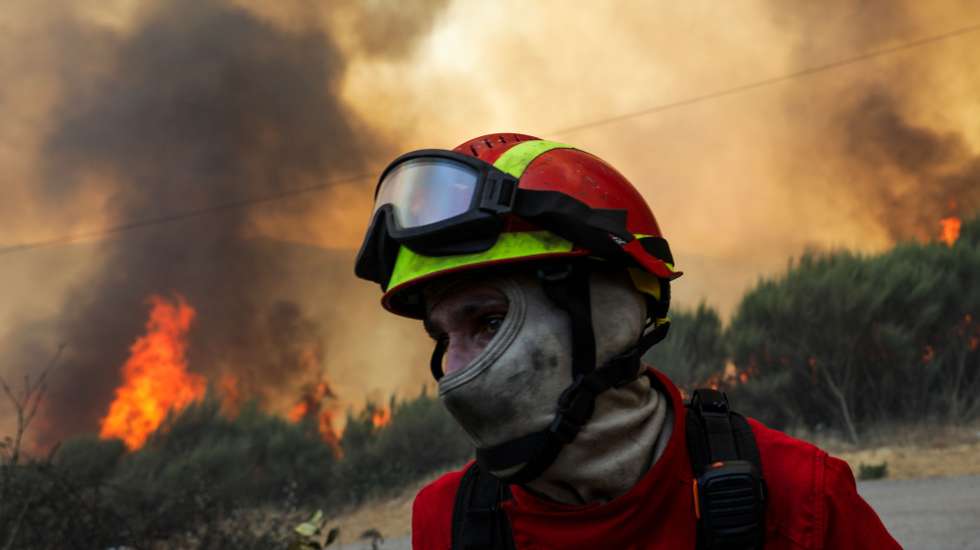 Um bombeiro combate as chamas durante o incêndio na encosta da aldeia de Moura da Serra, Arganil, 14 de agosto de 2025. De acordo com os dados disponíveis no ‘site’ da Autoridade Nacional de Emergência e Proteção Civil (ANEPC), quase 900 operacionais combatiam o fogo que deflagrou na quarta-feira na freguesia de Piódão, no concelho de Arganil, distrito de Coimbra, e se estendeu depois aos municípios de Oliveira do Hospital e Pampilhosa da Serra (Coimbra), e de Seia, já no distrito da Guarda. PAULO CUNHA/LUSA