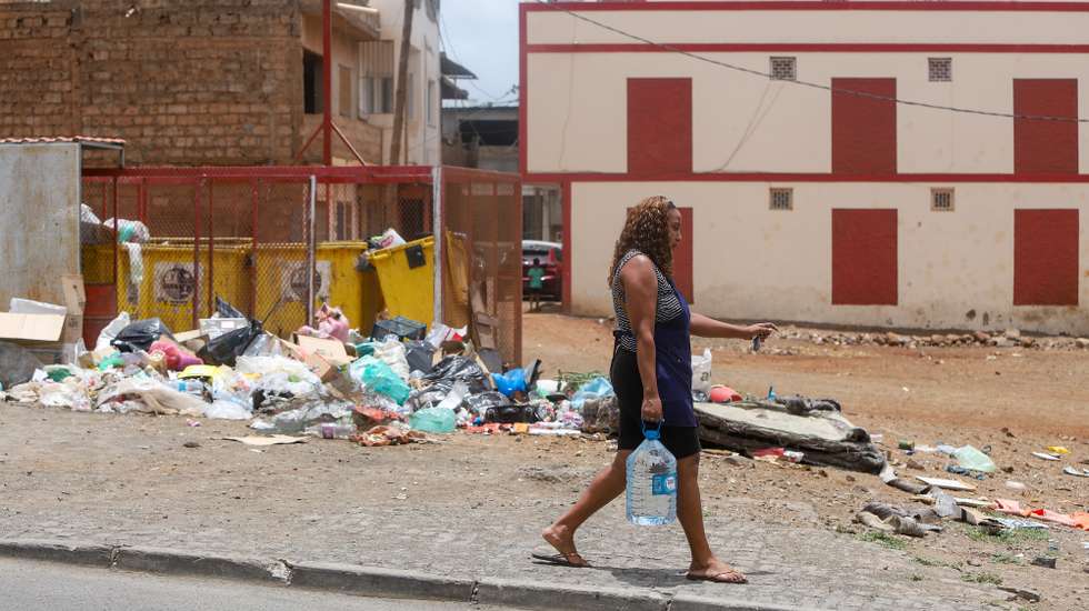 Moradores da cidade da Praia receiam que o lixo acumulado na capital sirva de rastilho para surtos de dengue ou malária, numa altura em que começa a estação das chuvas, propícia à propagação de mosquitos portadores de doenças, Cabo Verde, 18 de julho de 2025. Há dias em que a zona parece uma pequena lixeira, propícia para despejos e onde uma vala situada no meio do terreno é, por vezes, usada como retrete, sem pudores de quem desce e se expõe a céu aberto - um cenário que se repete em recantos de outros bairros da cidade. (ACOMPANHA TEXTO DE 20 DE JULHO DE 2025). ELTON MONTEIRO/LUSA