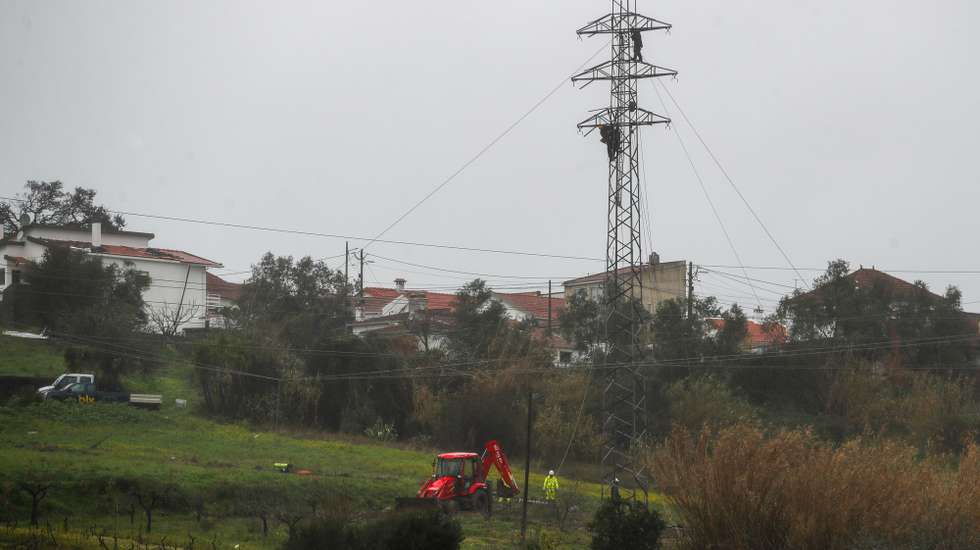 Funcionários da E-Redes procedem aos trabalhos de recuperação da rede elétrica de média tensão devido aos estragos provocados pelo mau tempo, em Leiria, 09 fevereiro 2026. Um homem morreu hoje e outro ficou ferido num acidente de trabalho, em Leiria, quando reparavam estruturas elétricas para a E-Redes danificadas pela tempestade Kristin. PAULO CUNHA/LUSA