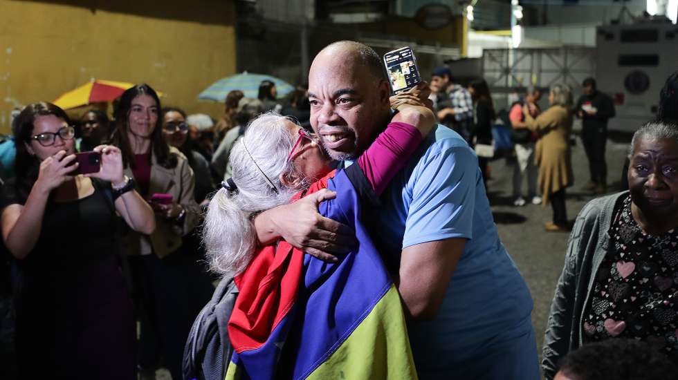 epa12802892 Antonio Briceno (C) reacts upon being released from the Bolivarian National Police (PNB) prison known as Zone 7 in Caracas, Venezuela, 07 March 2026. At least 12 people were released from the facility, according to rights organizations, amid a wave of releases following the approval of an Amnesty Law that does not cover all political prisoners.  EPA/Ronald Peña R  EPA/Ronald Peña R