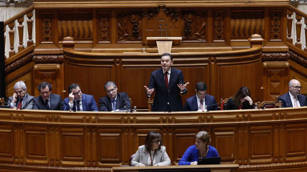 O primeiro-ministro, Luís Montenegro (C), intervém durante a sessão plenária na Assembleia da República, em Lisboa, 18 de março de 2026. ANTÓNIO PEDRO SANTOS/LUSA