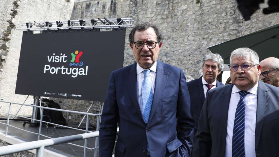 O ministro da Economia e Coesão Territorial, Castro Almeida (E), acompanhado pelo secretário de Estado do Turismo, Comércio e Serviços, Pedro Machado (C), e por Jorge Vala, presidente da Câmara Municipal de Porto de Mós, participa na sessão de apresentação da nova campanha para promover turismo interno do Turismo de Portugal, Porto de Mós, 19 de maio de 2026. PAULO CUNHA/LUSA