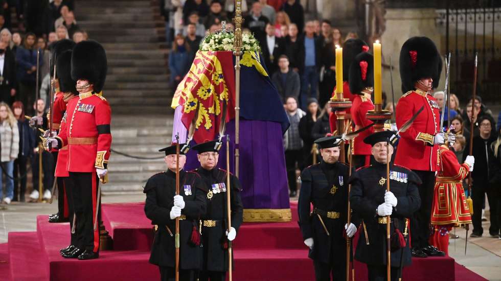 epaselect epa10192660 Guards are changed as mourners file past the coffin as they attend the Lying-in-State of Britain's Queen Elizabeth II at the Palace of Westminster in London, Britain, 18 September 2022. The queen's lying in state will last for four days, ending on the morning of the state funeral on 19 September.  EPA/NEIL HALL