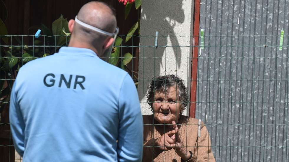 Militares do destacamento da GNR das Caldas da Rainha vigiam 447 idosos que vivem sozinhos ou em isolamento, em tempo de pandemia, os militares reforçam a vigilância e conselhos sobre as medidas preventivas, mas também dos perigos de sair de casa e ainda para o risco de burlas, Valado de Santa Quitéria, Alcobaça 10 de abril de 2020. CARLOS BARROSO/LUSA