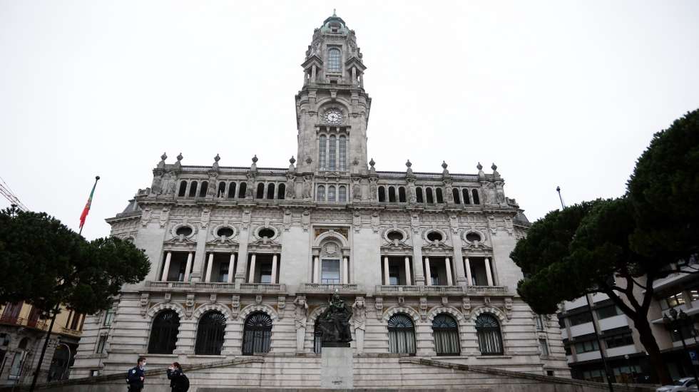 Dois Polícias conversam junto à Câmara Municipal do Porto durante o recolher obrigatório do estado de emergência no âmbito das medidas de contenção da covid-19, no Porto, 15 de novembro de 2020. Com 191 concelhos em risco em Portugal, o Conselho de Ministros decretou o encerramento de todos os estabelecimentos comerciais e restauração a partir das 13h00 até às 08h00 do dia seguinte, tanto no sábado como no domingo, para além do confinamento obrigatório para toda a população dos concelhos em risco a partir das 13h. MANUEL FERNANDO ARAÚJO/LUSA