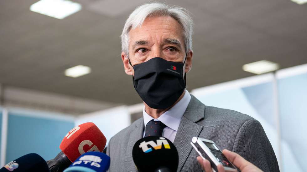 O ministro da Defesa Nacional, João Gomes Cravinho, fala aos jornalistas após ter  acompanhado o processo de vacinação contra o coronavírus SARS-CoV-2 no município de Odemira, reforçado com o apoio de militares do Exército, 02 de maio de 2021. TIAGO CANHOTO/LUSA