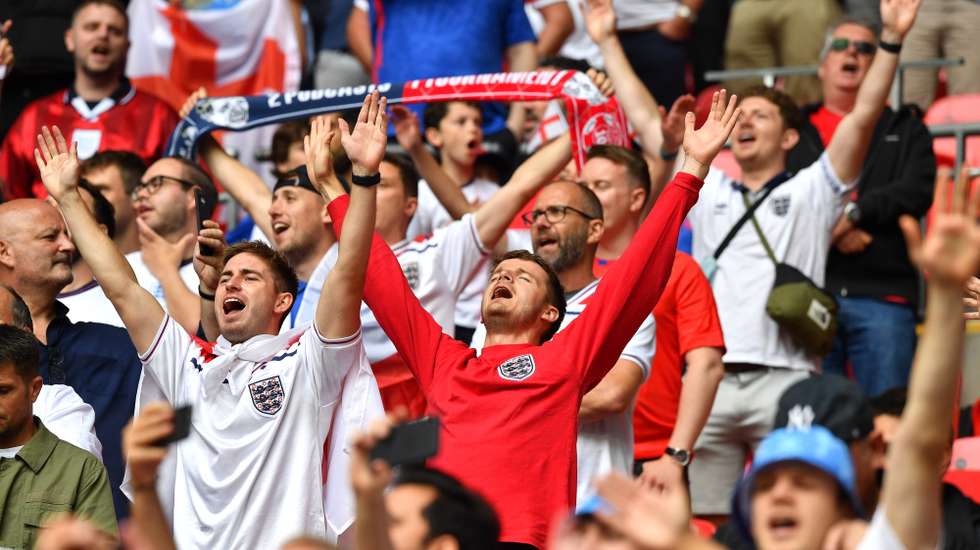 epa09311171 Fans of England cheer prior to the UEFA EURO 2020 round of 16 soccer match between England and Germany in London, Britain, 29 June 2021.  EPA/Justin Tallis / POOL (RESTRICTIONS: For editorial news reporting purposes only. Images must appear as still images and must not emulate match action video footage. Photographs published in online publications shall have an interval of at least 20 seconds between the posting.)