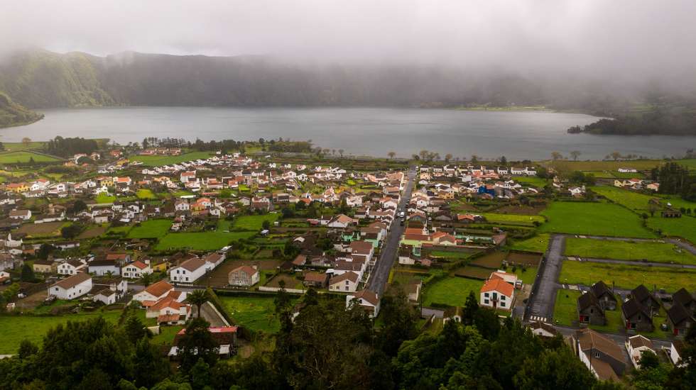 Vista aérea de Vale das Sete Cidades, durante o primeiro dia das cercas sanitárias para conter o surto da covid-19, em Ponta Delgada, ilha de São Miguel, Açores, 03 de abril de 2020. Na quinta-feira, o Governo dos Açores decidiu fixar cercas sanitárias nos seis concelhos da ilha de São Miguel, para fazer face à pandemia de covid-19 na região, medida que vai vigorar até 17 de abril. EDUARDO COSTA/LUSA