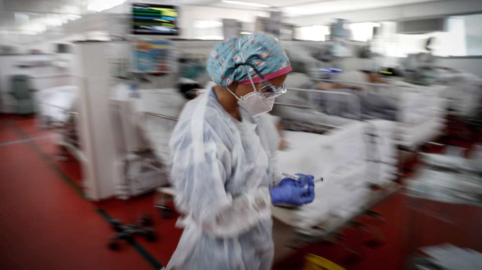 epa09072132 Medical personnel work at the ICU of the M'Boi Mirim Hospital, outskirts of Sao Paulo, Brazil, 12 March 2021 (issued 13 March 2021). The ICU of the M'Boi Mirim Hospital is crowded with patients with Covid-19.  EPA/FERNANDO BIZERRA