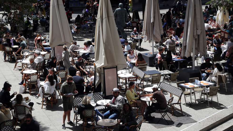 epa09211812 People eat their lunch during the reopening of terraces of restaurants and bars in Montpellier, France, 19 May 2021. France eases some of its coronavirus disease (COVID-19) restrictions starting on 19 May, allowing restaurants and cafes to receive customers outdoors, as pressure on hospitals and intensive care units in the country is diminishing.  EPA/Guillaume Horcajuelo