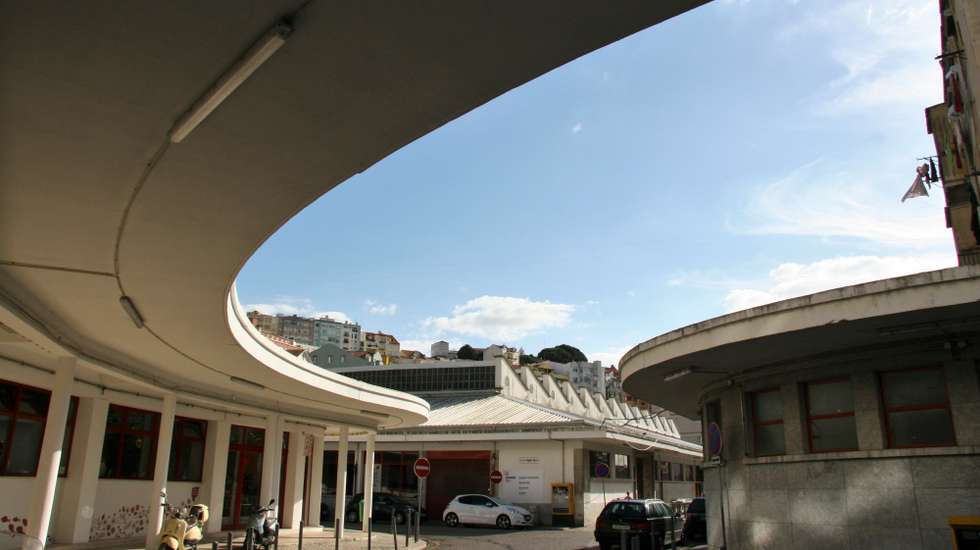 Inaugurado em 1956, o mercado conserva um conjunto de painéis representando vendedores ambulantes do século XIX. 