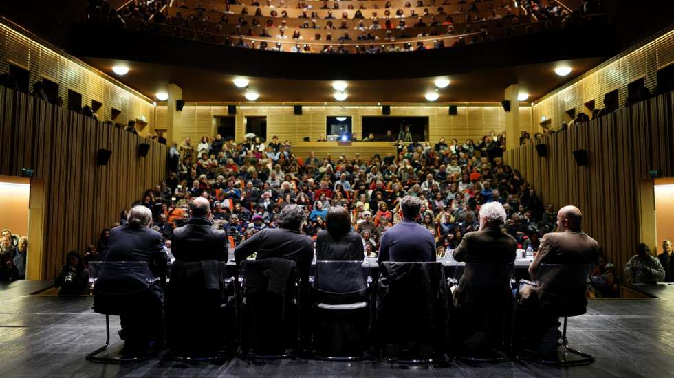 Apesar desta alteração, a 27.ª edição do Correntes d'Escritas, que se realiza entre 21 e 28 de fevereiro, nesta cidade do litoral norte, mantém todas as suas características, com a presença de 108 autores, representando 17 nacionalidades de expressão ibérica