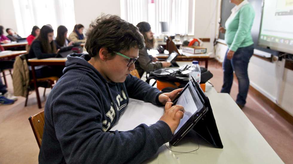 O partido diz saber de "muitos pais a comprar os manuais em papel porque os filhos têm dificuldades em trabalhar tanto tempo no computador"