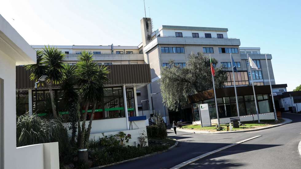 Esta alteração deve-se às obras previstas para a sala de partos do Santa Maria, que esta terça-feira encerram, ficando toda a atividade concentrada no Hospital de São Francisco Xavier