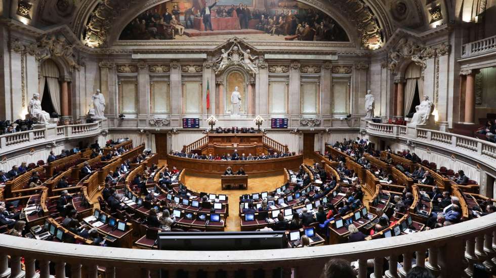 O projeto de lei apresentado pelos comunistas mereceu os votos favoráveis de PSD, BE, PCP, PAN, PEV, Chega, a abstenção de CDS-PP e IL, e o voto contra do PS