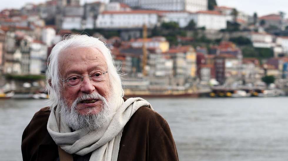 Júlio Pomar é considerado um dos criadores de referência da arte moderna e contemporânea portuguesa, pela sua escrita e pintura