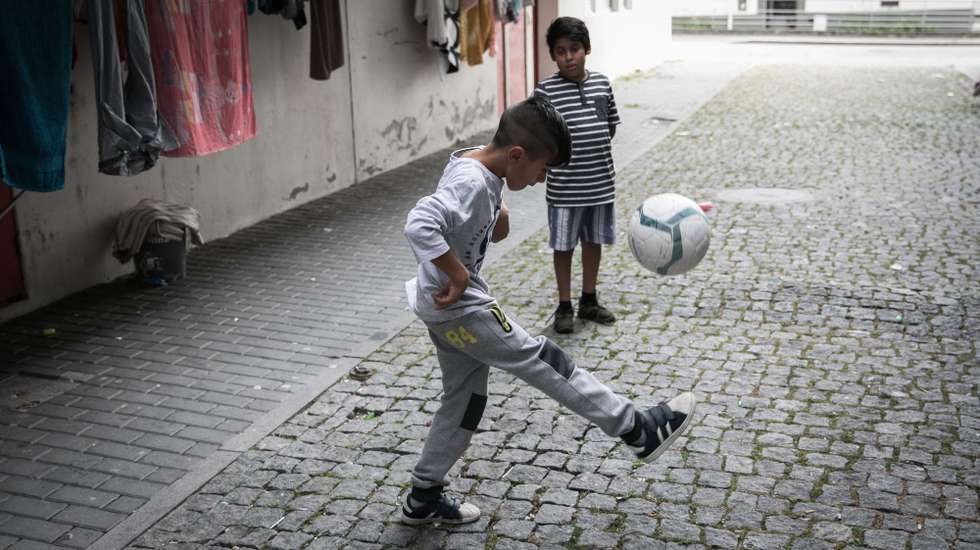 As associações sugerem também a criação de programas de mentoria nas escolas para melhorar o desempenho dos alunos ciganos e sessões com ciganos que sirvam de modelo a outros alunos para "inspirar e desmistificar"