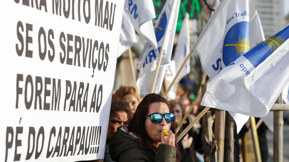 O sindicato defende que os problemas se resolvem com "transparência, planeamento, reforço efetivo dos recursos humanos e capacidade instalada adequada para responder às necessidades dos cidadãos e das empresas"