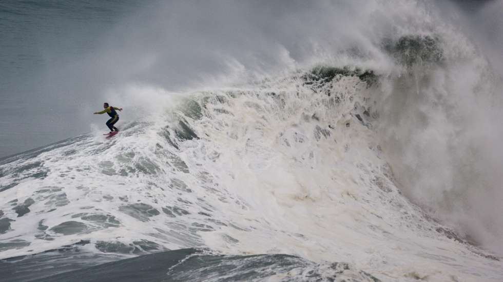 As autoridades receberam um alerta pelas 13h38 a informar que se encontrava um surfista inconsciente.