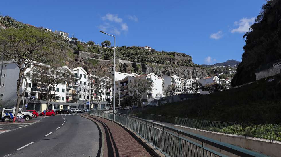Freguesia de Câmara de Lobos. O  Governo Regional da Madeira determinou uma cerca sanitária a esta freguesia a partir das 0.00 horas do dia 19 de abril, devido à pandemia da covid-19, Câmara de Lobos, Ilha da Madeira, 19 de abril de 2020. HOMEM DE GOUVEIA/LUSA