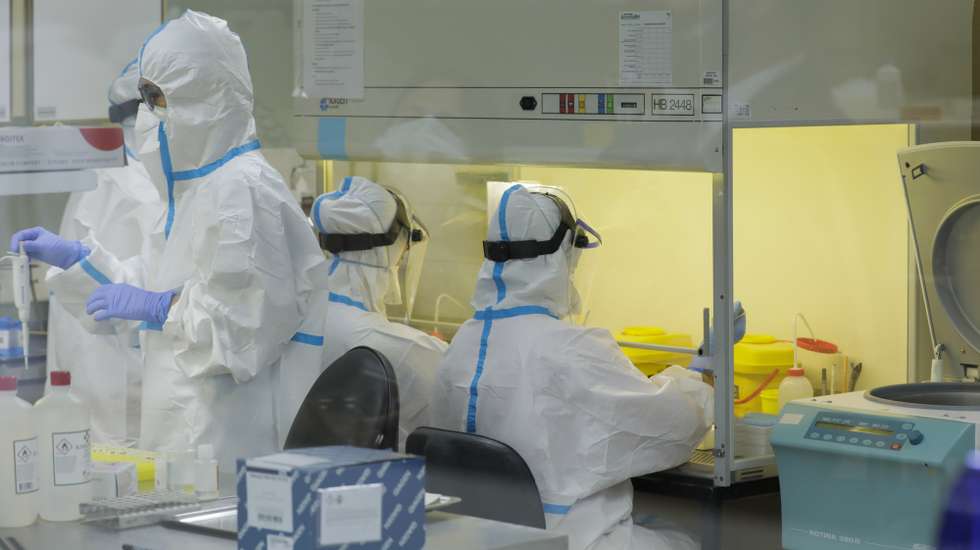 O Laboratório de Hematologia do Serviço de Patologia Clínica do Hospital de Santo André do Centro Hospitalar de Leiria (CHL), está a colaborar com a Comunidade Intermunicipal da Região de Leiria (CIMRL) na realização dos testes a funcionários de lares, aumentando a capacidade de resposta, Leiria, 5 de maio de 2020. PAULO CUNHA /LUSA